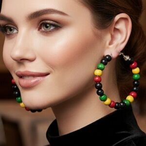 Medium-sized, extra-lightweight, and easy-to-wear wooden hoop earrings. 6 cm.